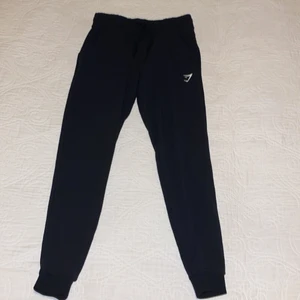 Gymshark mjukisbyxor - Säljer dessa jättesnygga Gymshark mjukisbyxorna som tyvärr är lite för stora på mig runt midjan. Skulle säga att storleken är som en S/M. Superfint skick, använda 1 gång, nypris 400 kr, säljer dom för 250 kr + frakt💞