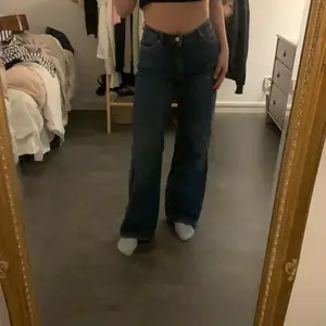 Blåa Monki Jeans i storleken 27, modellen Yoko. Bra skick och super snygga, som lägger sig super snyggt över foten.