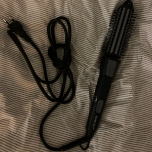 Värmeborste - Oanvänd värmeborste! ❤️‍🔥 Funkar utmärkt att göra de böjda topparna med och en lugg med volym, eller bara locka håret. 