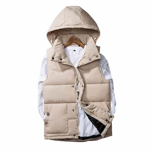 Vadderad väst - Beige väst! Västen är i storlek M (herrstorlek). Luvan kommer inte med!! Säljer då den inte längre kommer till användning. Nypris 500. Hör av er för fler bilder eller frågor!🥰 Köpare står för frakt annars kan jag eventuellt mötas upp i Stockholm!