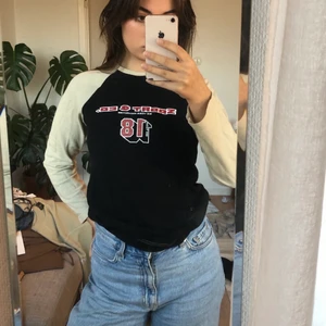 Långärmad tröja - En supersnygg svart/beige långärmad tröja i mycket bra skick, men som tyvärr används för lite. Passar storlek xs-m! 