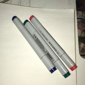 Riktigt bra färgpennor! 3 st blå, röd och grön. Olika typer av uddar på båda sidorna! 25kr styck.