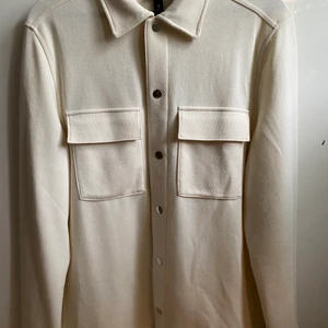 Vit skjortjacka från H&M - Väldigt bra skick. Använd någon enstaka gång, som ny ungefär. (Dock en liten fläck på en arm) 