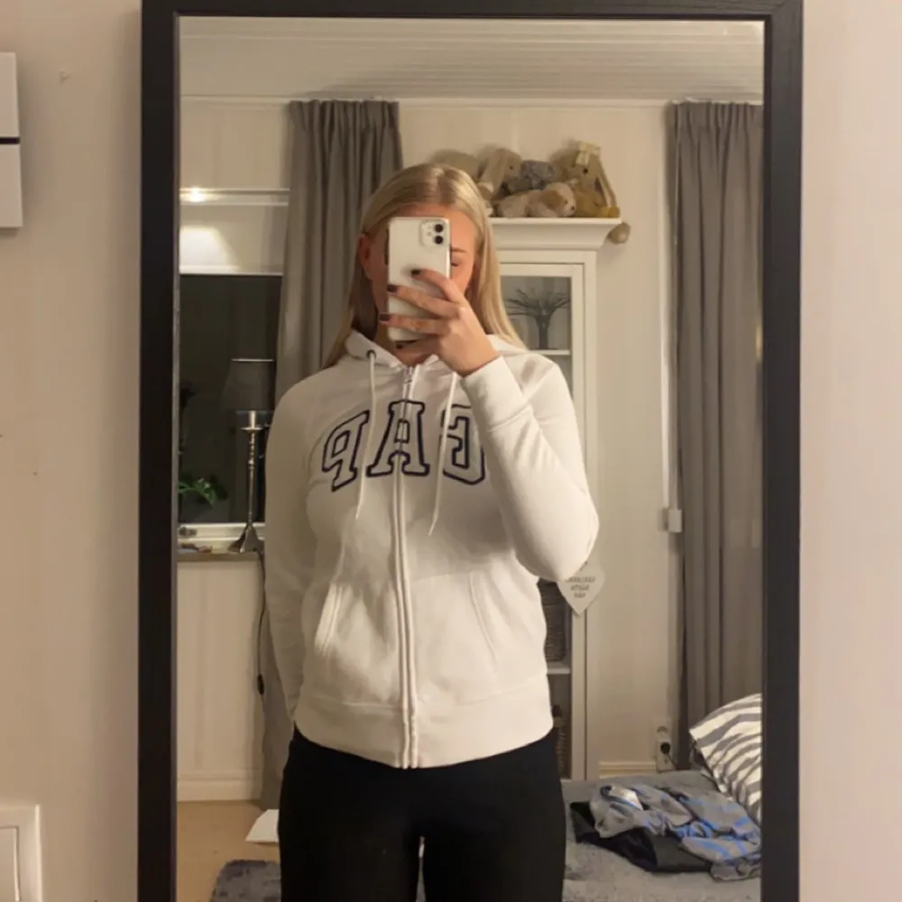 En Zip Hoodie från Gap i storlek S (men funkar som Xs) Andvänt några få gånger men kommer inte till sndvändni g längre! ( Köparen står för frakten ) . Tröjor & Koftor.