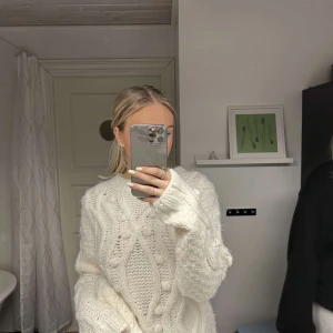 Stickad tröja  - Super fin stickad tröja som är oversiced. Aldrig använd. Säljer då jag aldrig använder den. Jag har Xs-S och den är stor på mig 