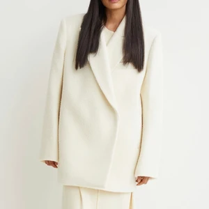 Kort kappa i ullmix - helt ny - Jättefin kappa/jacka i en gräddvit färg. Helt ny med alla lappar kvar! Slutsåld på H&M. Storlek S. Kan mötas upp i Göteborg eller skicka med post (Köpare står för frakt). Om ni vill se fler bilder eller läsa mer info om kappan på H&M:s hemsida, sök på artikelnummer: 1023659002