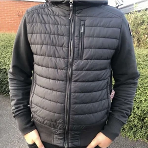 Parajumpers Ivor storlek S - Cond 9/10, kan även bytas mot annan höst/vårjacka eller väst. Kan både ge och ta pengar imellan. Intressant är canada goose, moncler, pjs