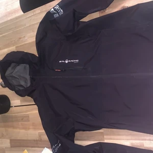 Sail racing vindjacka - Sail racing vindjacka Con 10/10. Använd fåtal gånger och är riktigt skön. Storlek M 