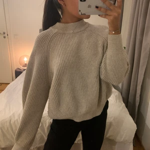 Stickad tröja - Beige stickad tröja från Hm. Den är en XS men passar mig bra som har S!