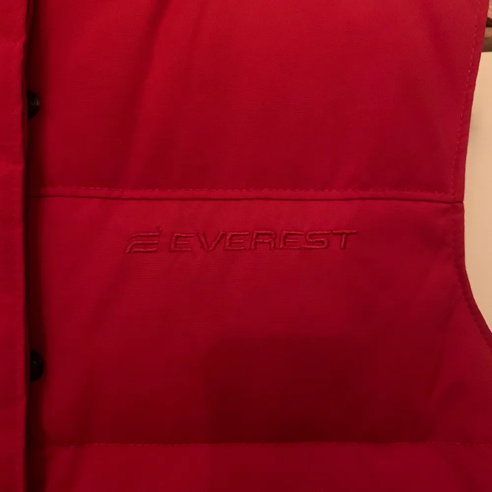 Säljer en skitsnygg röd Everest väst köpt secondhand. Jättefint skick. Inga hål etc. Är i stolek 36 men passar även mig som har M🥰. Jackor.