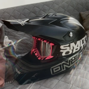 Moped/crosshjälm stl xs - Säljer min cross/mopedhjälm + glasögonen. Är använd men de är inga skador som syns lite rispningar men snus knappt. Den är laglig att använda i trafiken. 