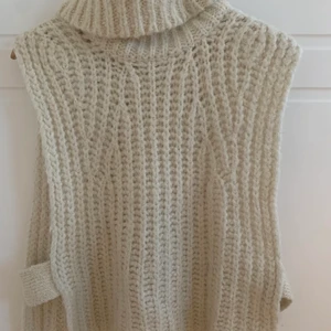 Stickad väst från Zara - Jättefin krämvit stickad väst från Zara, så snygg att ha en t shirt under!💗💗