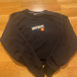 Nike sweatshirt - Svart nike mjukiströja med litet tryck på framsidan och större motiverande text på ryggen💕 Den är även croppad och går ungefär till naveln. Köpt på en nike butik i portugal för ca 2 år sen💕 