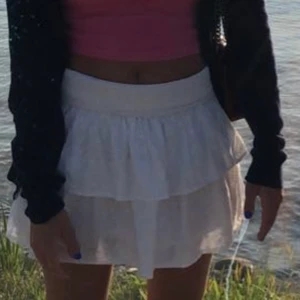 Kappahl kjol - Säljer denna super fina Kappahl kjolen som köptes i somras. Stolen 152 men passar som Xs och S. ❤️