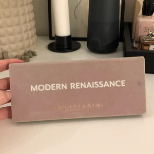 Anastasia Beverly Hills  - Ögonskuggspaletten Modern Renaissance från Anastasia Beverly Hills. Sällan använd då jag inte använder ögonskugga. Köpt på kicks för 565kr☺️ frakt tillkommer efter hur du vill ha den fraktad.