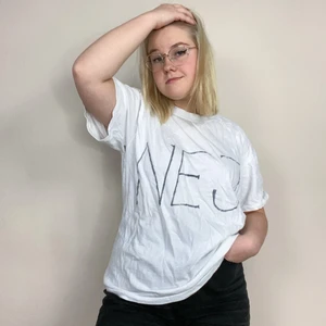 Vit T-shirt med text storlek XXL - Vit T-shirt med ritad text där det står Nej. Tröjan är i Storlek XXL. bekväm och mysig!  