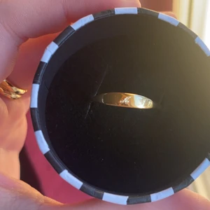 Guldpleterad ring med gravyr - Superduperfin 24k guldpleterad silverring från Safira, med ett A ingraverat.  Råkat beställa fel storlek och på grund av graveringen kan jag inte skicka tillbaka den. Den är i storlek 19. Skriv privat för fler bilder💍