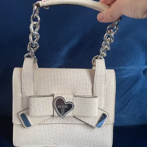 Ny - Guess ny oanvänd handväska  - Guess ny oanvänd handväska. Köp min Guess handväska för endast 399kr