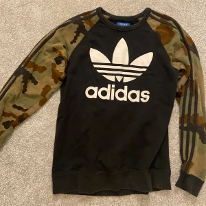 Adidas sweatshirt  - Coool tröja i bra skick⚡️
