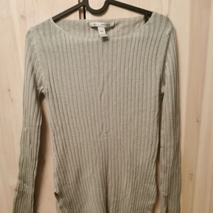 Ribbad längre tröja med slits  - Grå ribbad längre tröja med slits från nelly. Strl xs ä. Köparen står för frakt ☺️