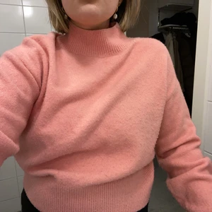 & Other stories stickad tröja - Ljusrosa stickad tröja med hög krage från & Other stories. Superskön och mysig men kommer inte till användning. Inköpt i våras, använd men i bra skick!