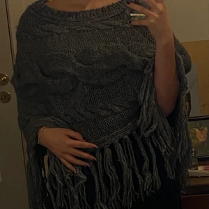 Poncho - En jättemysig stickad poncho som knappt är använd