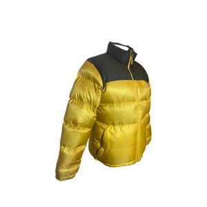 North face Nevero dunjacka - En snygg M Nevero Northface 700 puffer jacka!  Produktinformation Hög krage Stängning med dragkedja Sidofickor Muddar med resår Logga på bröstet Regular fit/normal passform Storlek M  Skick 2,5/5 (lätt urtvättad) annars i super skick