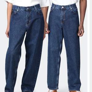 Snygga jeans från sweet sktbs köpta på junkyard i modellen ’BIG SKATE’. Använda men i bra skick! Unisex modell så passar alla!🤩
