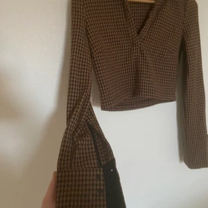 Zara Tröja  - Tröja från Zara med långa ärmar! En slitts i ärmen med knappar, väldigt snygg men använder aldrig!✨