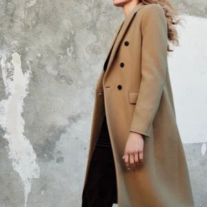 Brun kappa , Zara - Kappan är köpt från Zara, använd vid några tillfällen så den är i ny skicka. Storlek S , är 160 och kappan är precis vid knäna på mig. Buda💘