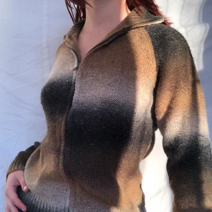 Earthtone kofta - Härlig varm kofta i olika earthtone färger. Har ingen luva utan en typ polokrage som går att fälla upp och ner. Köpare står för 57kr spårbar frakt. Gott skick utan defekter. Jag på bilden bär vanligtvis S i toppar