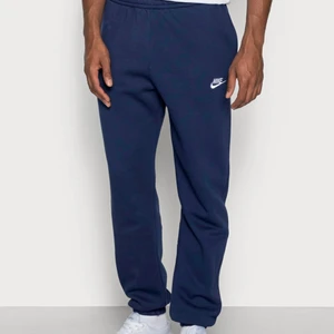 Nike mjukisbyxor - Säljer ett par marinblå mjukisbyxor från Nike pga att dem ej kommit till användning. Köpt från killavledningen i storlek L. Sitter oversized på mig som är 167 cm🤎🤎