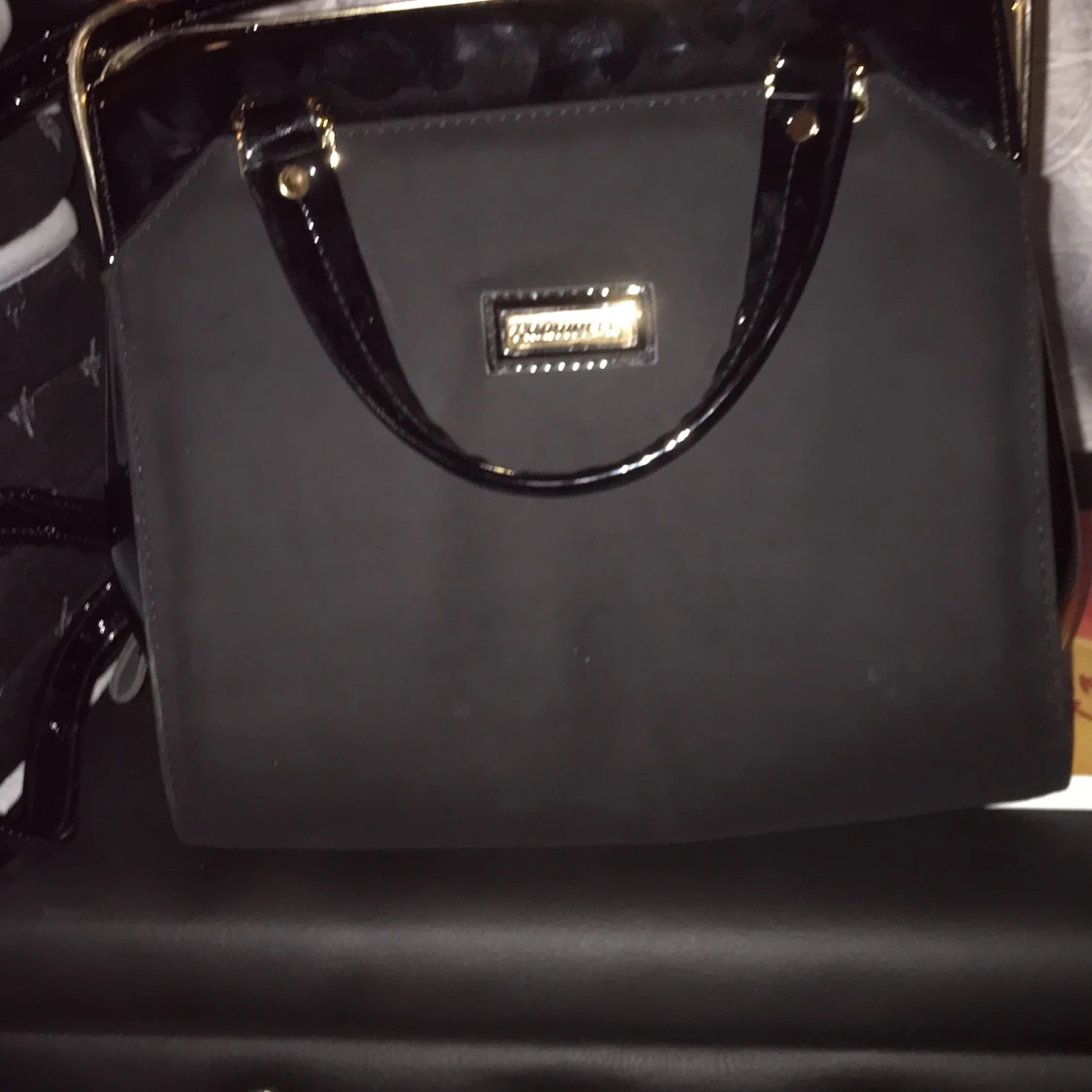 En utrymligg vĂ€ska med guld detaljer đđ