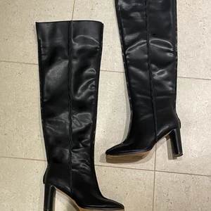Höga stövlar med klack  - Ett par svarta (((svinsnygga))) höga stövlar med klack som jag efter ett par timmars användande insåg tyvärr var för små :(( stl. 36 (normala i storlek) 