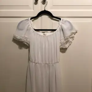 Super fin vit klänning till t ex konfirmationen eller bara till sommaren. Så fin men säljer den då den inte passar mig längre. 