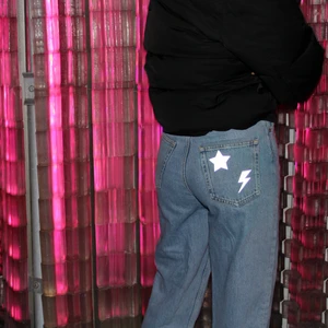 Påstrykbara reflexer - Påstrykbara reflexer i 4 coola motiv (se bild två). Dekorera dina klädesplagg och håll dig säker i mörkret! Säljs för 39kr/styck exkl 12kr frakt. ⭐️