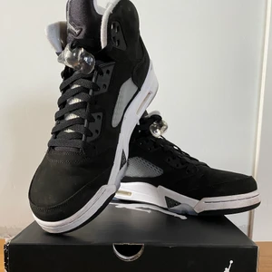 Jordan 5 ”oreo” - Jordan 5 moonlight/oreo 2021 använda fåtal gånger, köpta på footlocker(kvitto finns)
