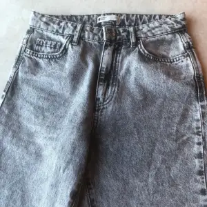 Ett par ur snygga gråa petite jeans från Gina tricot i storlek 34. Nypris : 599 (tror dock att dom ej finns kvar att köpa) mitt pris: 100-150kr😊