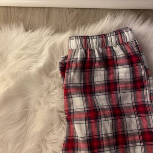 Pyjamas byxor - Superfina pyjamasbyxor från Hunke Möller, köpta här på Plick men de va för små för mig tyvärr så säljer vidare. Köparen står för frakten🤎