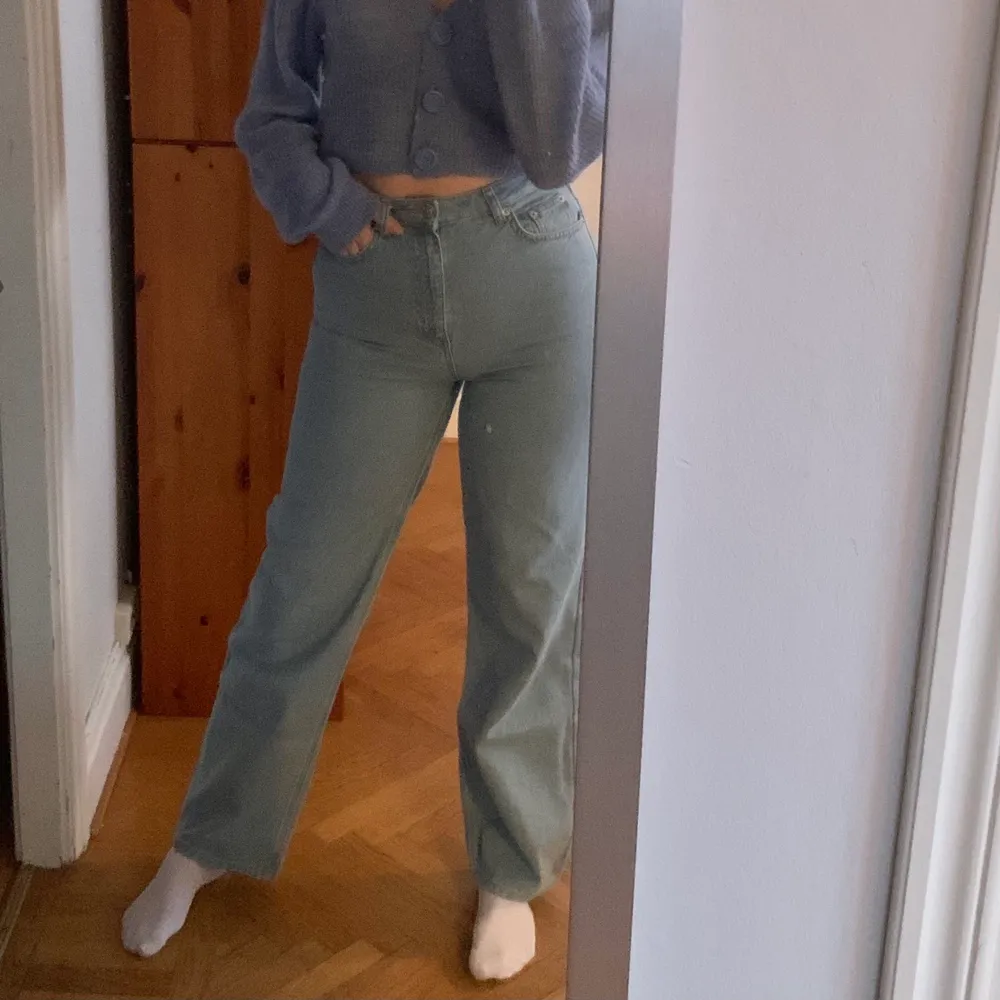 Säljer dessa snygga ljusblå jeans från NA-KD i storlek 38❣️Har sytt in dom i benen för jag tyckte dom var lite för vida. I bra skick, sparsamt använda✨Säljer för 150kr plus frakt, skriv om du har nån fråga💓. Jeans & Byxor.