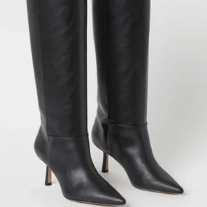 Stövlar h&m - Så fina spetsiga stövlar i läderimitation från h&m. Använda fåtal gånger, men lite skav på klacken som det blir när de används. Går precis till knät på mig. Klacken är ca 4cm så väldigt bekväma😊 nypris 599kr