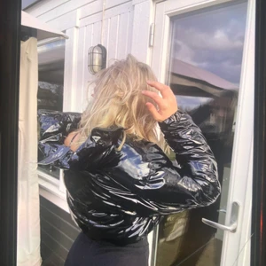 Glansig Puff jacka - Intessekoll på min pufferjacka💕 Aldrig använd och endast testad! Jackan är i ny skick och lappen är kvar. Fråga gärna om du undrar över något💕