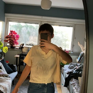 Gul topp från Monki - Fin gul färg, ganska stor och luftig men typ kroppad. Läs gärna min bio innan du kontaktar mig. 