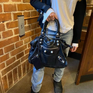 Balenciaga City Bag - Balenciaga City Bag Skick: 8.5/10 Pris: Bud frn 3700 kr Fraktas spårbart för 66 kr med postnord📦 Tveka inte att skicka ett DM om du har en fråga🥰  #tjejtrend