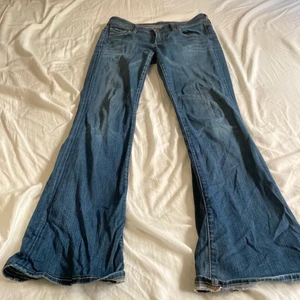 Blå bootcutjeans - Så snygga blåa bootcut jeans i storlek 30. Sitter bra på mig som är 168. Köpare står för frakt annars möts jag gärna i Stockholm. Skriv privat för eventuella frågor💗