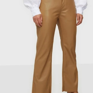 Läder byxor storlek xs /32 Vero Moda - Har dessa sjukt snygga byxor, tycker inte bilden gör rätta. Helt oanvände skickas i samma påse den ligger i från början, lapp och allt kvar. Jag är för smal för dessa byxor och säljer därför dessa vidare! Nypris: 399 