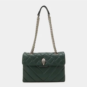 Kurt Geiger väska - Säljer mig super fina mörk gröna Kurt Geiger som är använd fåtal gånger, skriv privat för fler bilder❤️ (lagg på budgivningen så funderar på att skapa ny annons)