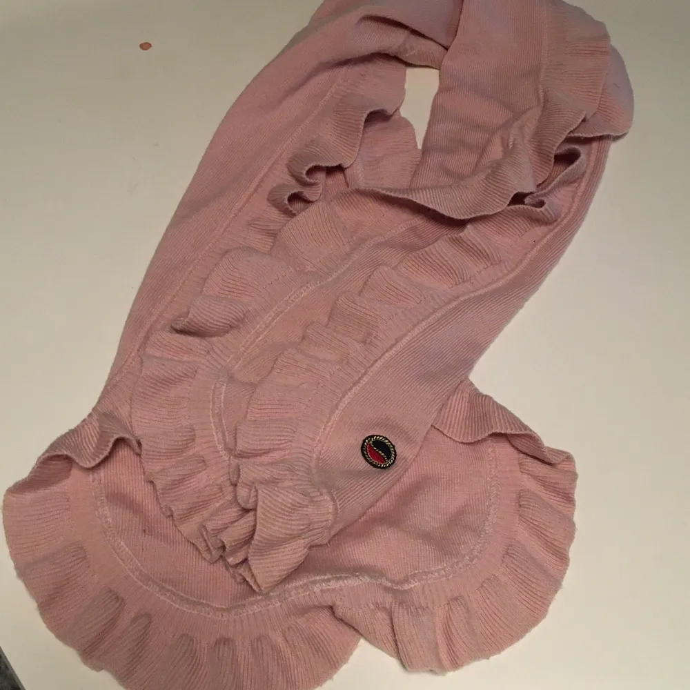 Busnel scarf i ull made in France .rosa i färg och i mycket bra skick utan synliga defekt och helt rent . Accessoarer.