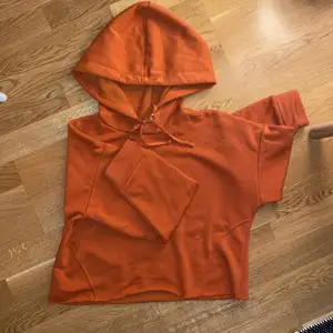 Snygg hoodie i fräckfärg⚡️🧡 Inte använd mycket så det är fortfarande så där gosigt inuti. Tveka inte att höra av dig vid frågor! Köpare står för frakt! Pris kan diskuteras! 