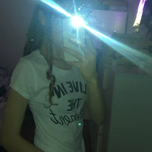 T-shirt från USA - Köptes i USA, på den står det ”Live in the moment”. Tröjan är i storlek S, för mig så är den lite för ”trång” vid armarna. Har inte andvänt den mer en 5 ggr :)